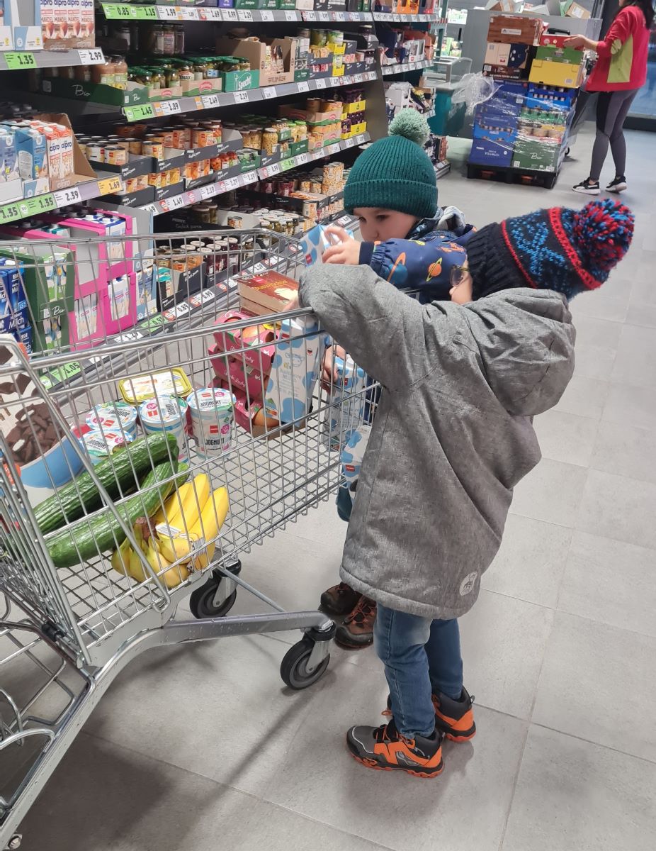 Kinder beim Einkaufen