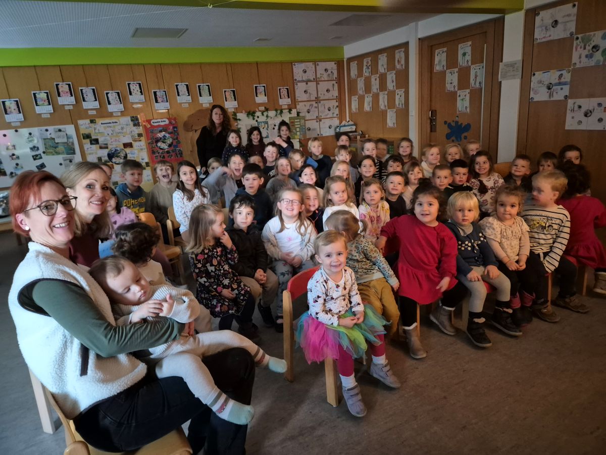 Kinder beim Puppentheater