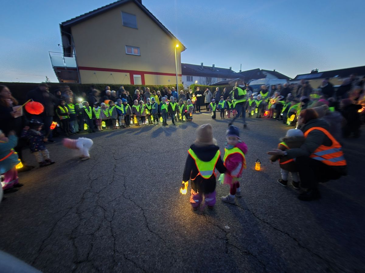 Kinder singen Laternenlieder