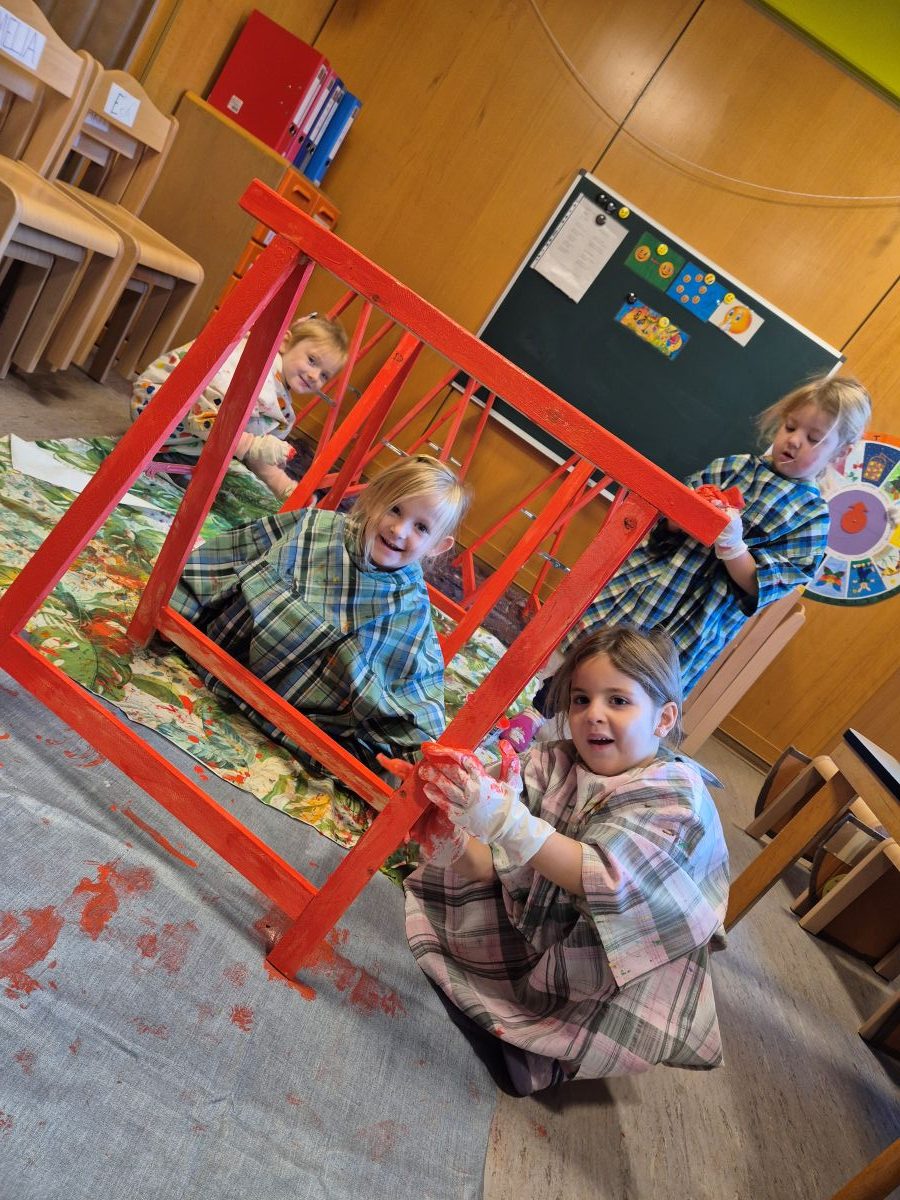 Holzböcke werden bemalt