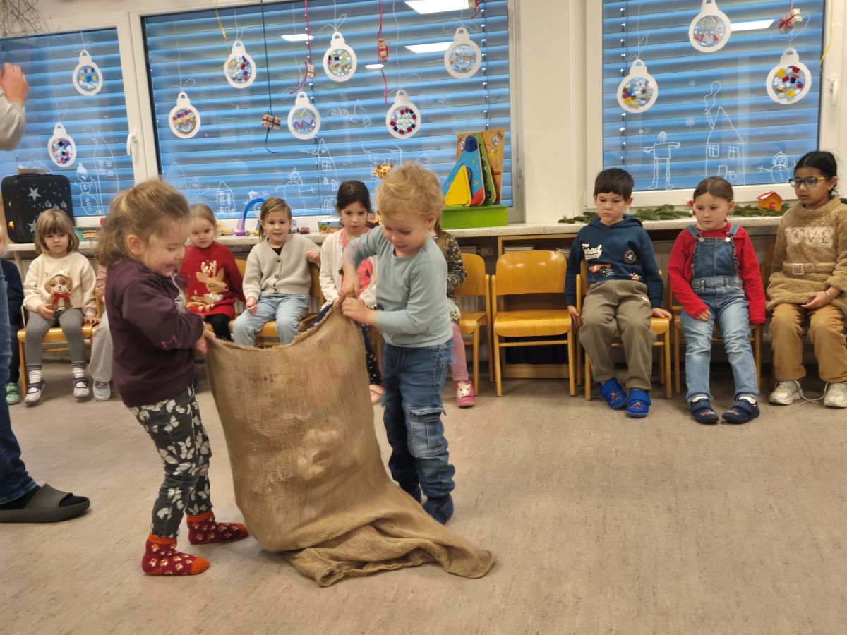 Kinder leeren den Sack vom Nikolaus