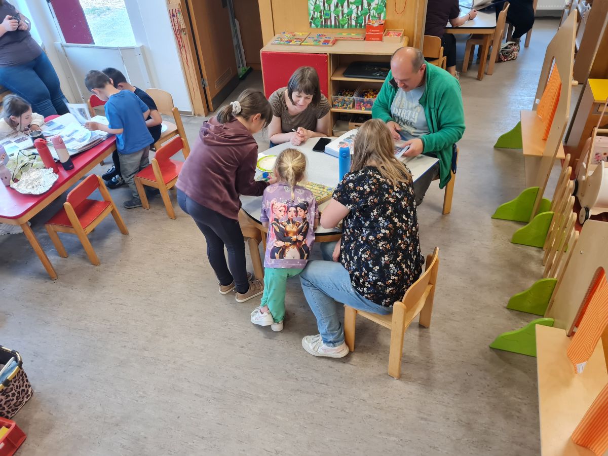 Eltern spielen mit Kindern