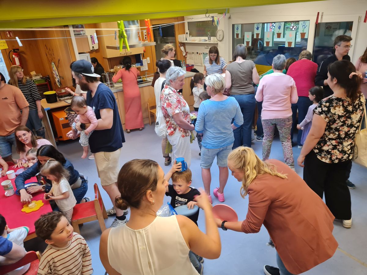 Viele Besucher beim Elternkaffee