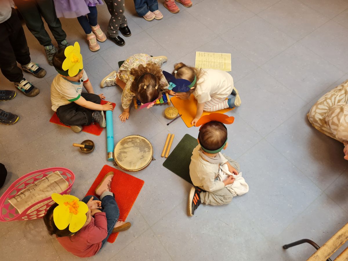 Krippenkinder spielen Instrumente