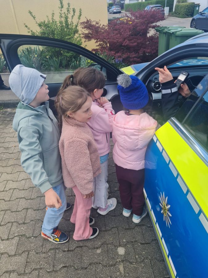 Besichtigung des Polizeiautos