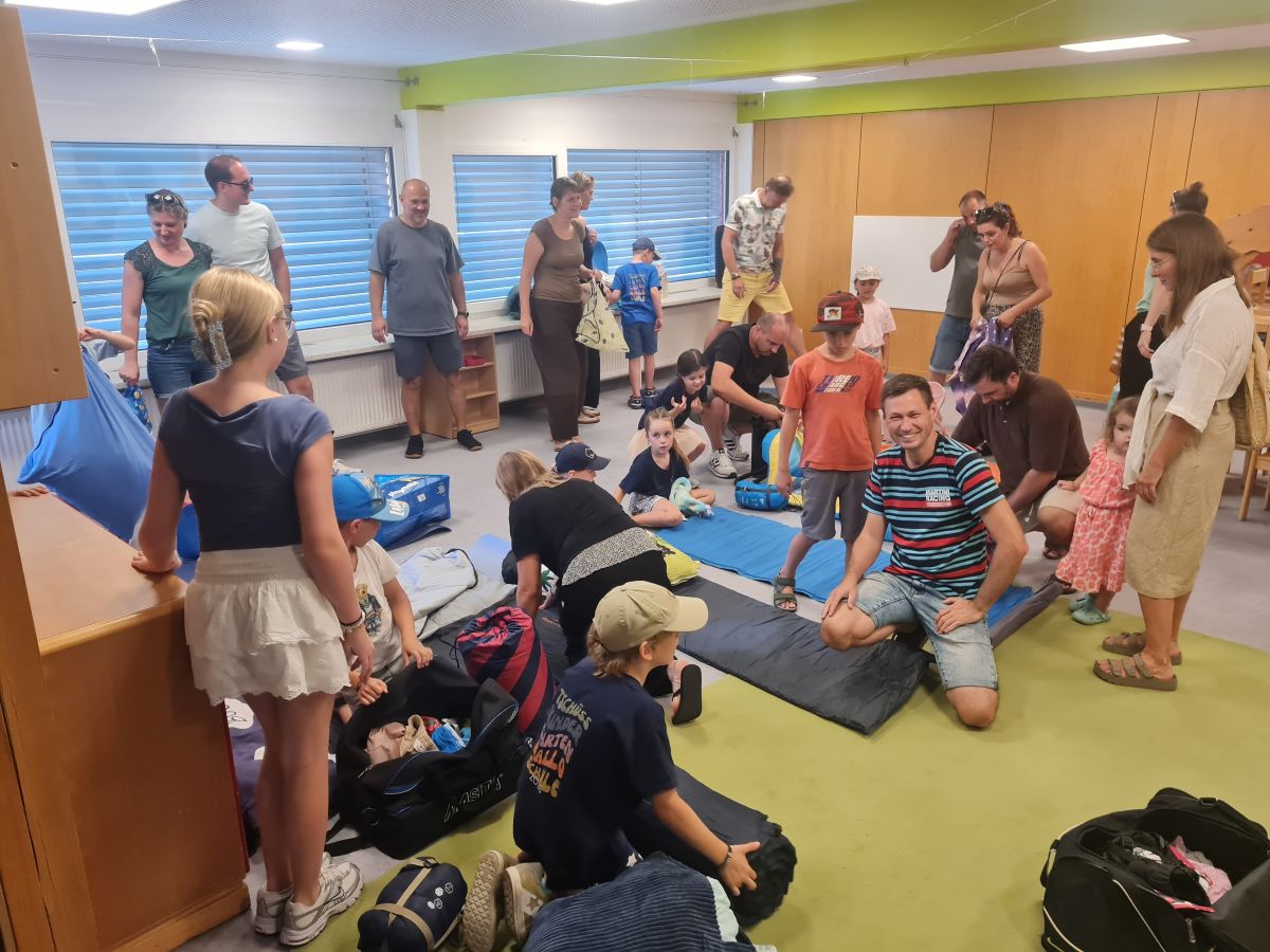 Eltern und Kinder richten das Piratenschlaflager ein