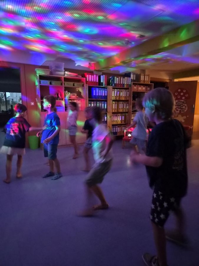 Vorschüler tanzen bei der Übernachtungsparty