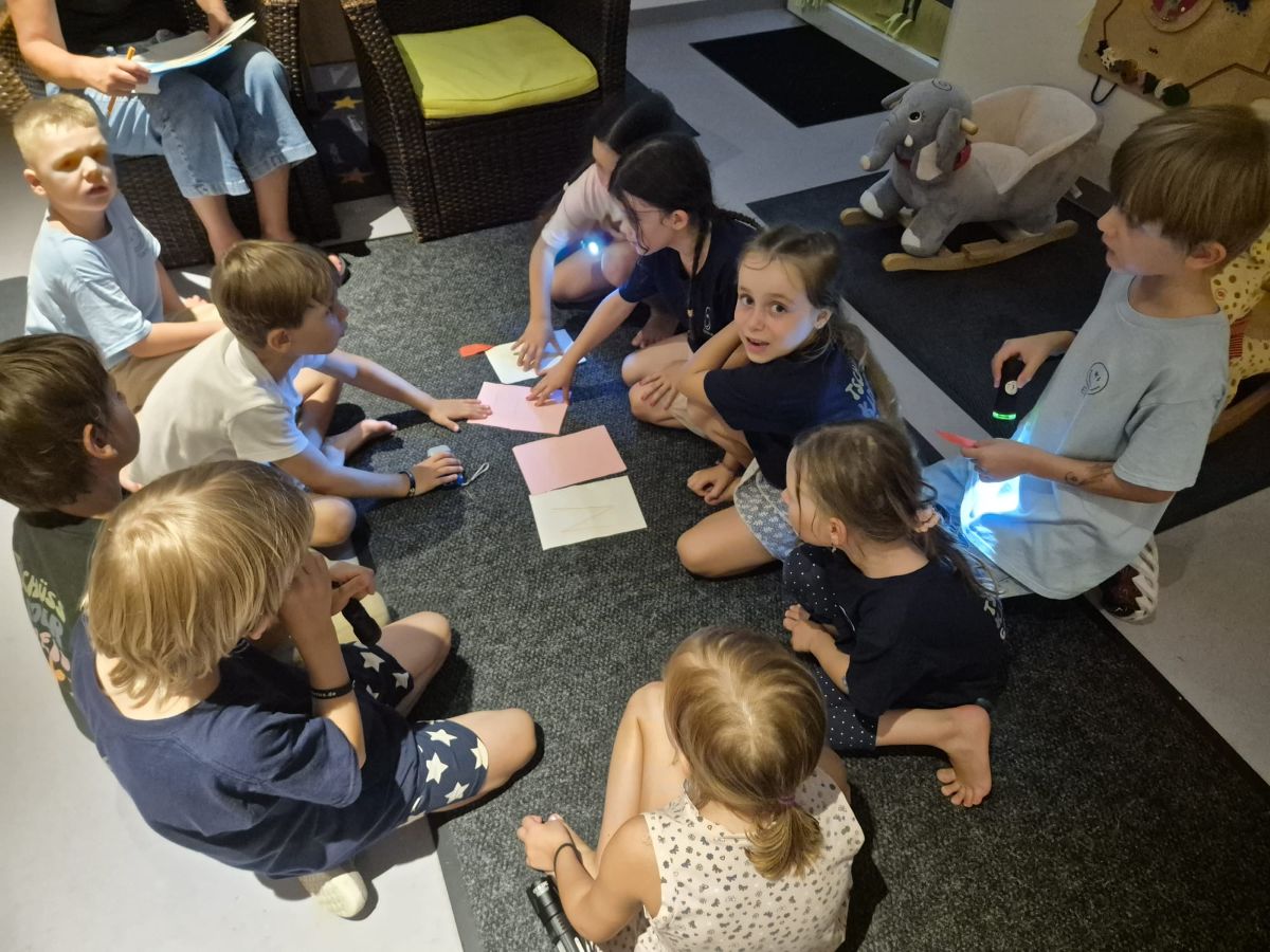 Kinder bei der Schatzsuche