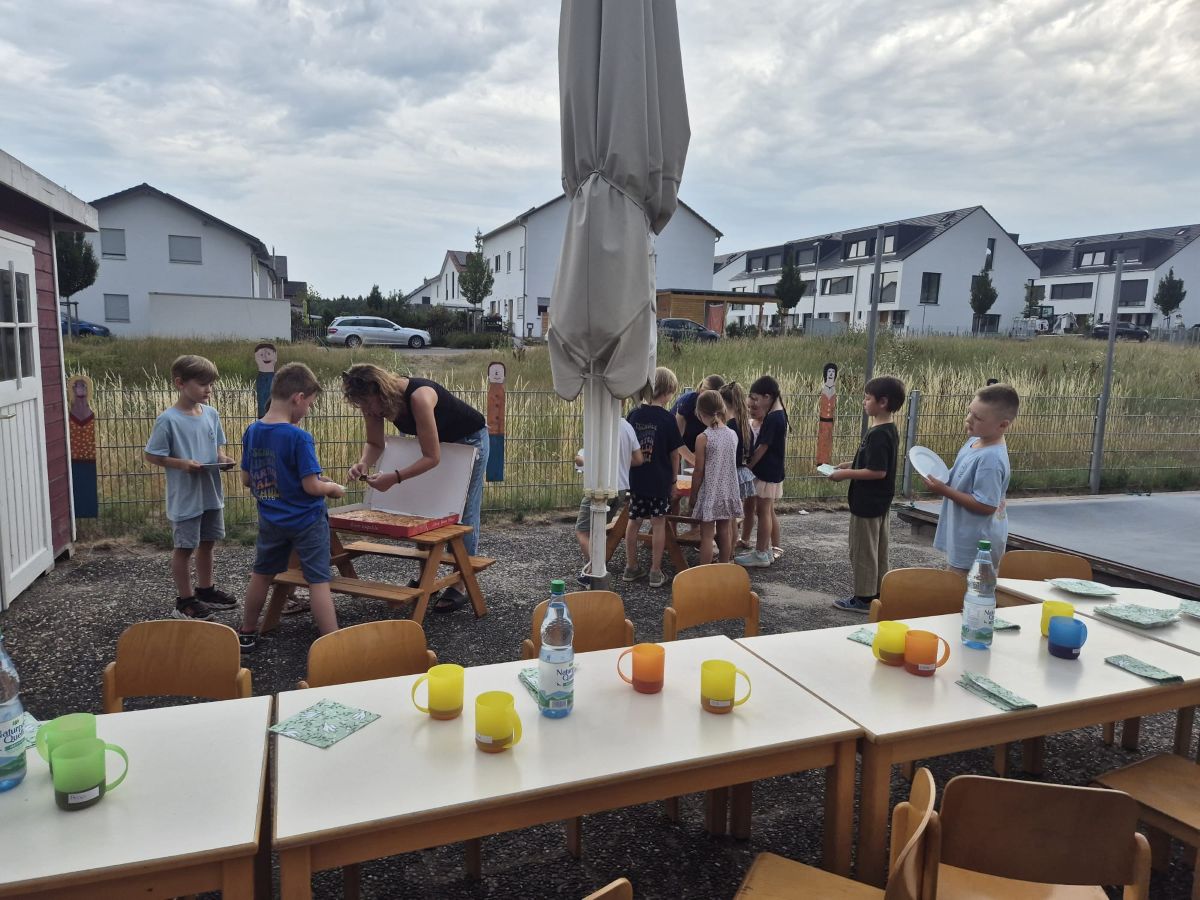 Pizza essen beim Piratenfest